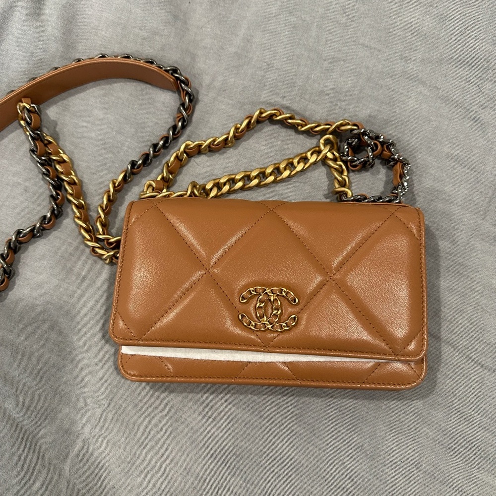 CHANEL 19 Wallet on Chain NEW